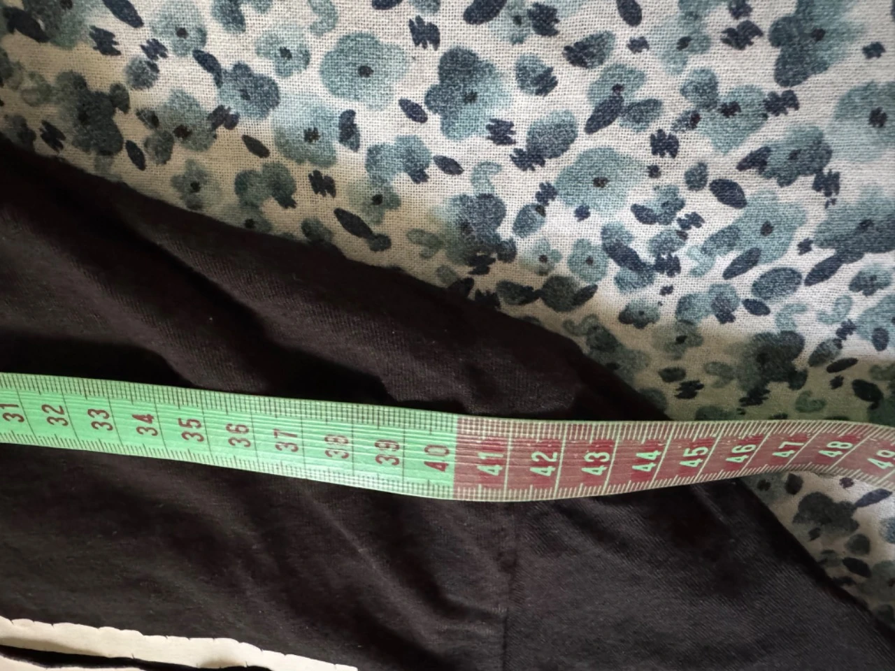 Camiseta preta com bolso cinza – photo 6